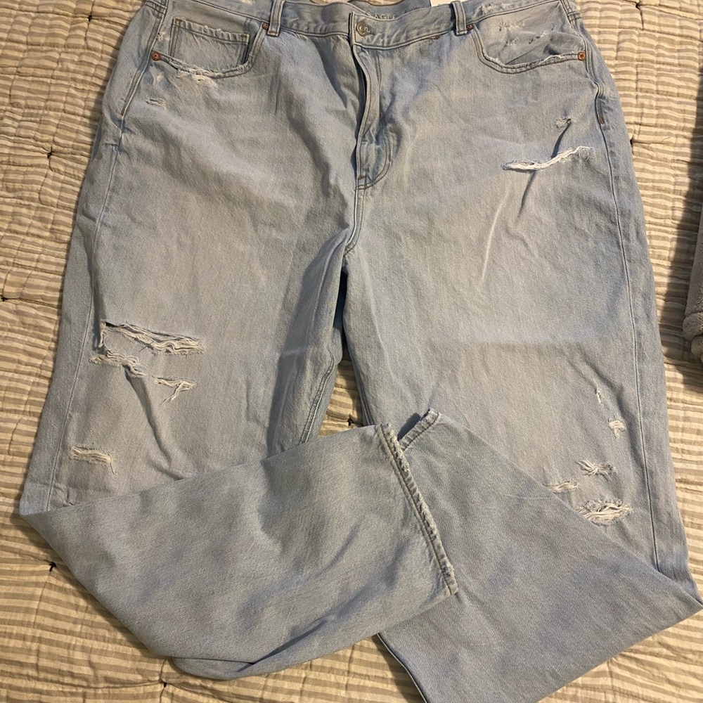 AMERICAN EAGLE MOM JEANS. NWT. SIZE 22 LONG